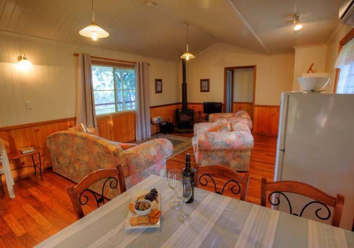 Accommodation Creek Cottages & Sundown View Suites Ballandean Habitación foto
